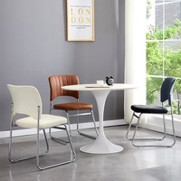Chaise de bureau moderne empilable avec coussin en cuir et structure métallique robuste pour la maison, le bureau et l'hôtellerie