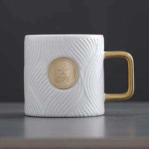 <span class=keywords><strong>Tazas</strong></span> <span class=keywords><strong>de</strong></span> cerámica con platos <span class=keywords><strong>de</strong></span> cobre en relieve, <span class=keywords><strong>tazas</strong></span> <span class=keywords><strong>de</strong></span> café para parejas, regalos personalizados con mango dorado y sello <span class=keywords><strong>de</strong></span> logotipo personalizado - Product Image 3