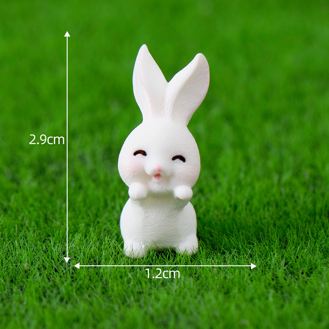 Petit Lapin Coloré N°6 allongés sur la table