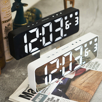 LED Digitale Tischuhr mit Kalender Dreifachalarm & Schlummerfunktion USB-Betrieben Farbenfrohes PS-Design für Heimdekoration Innen-/Außenbereich
