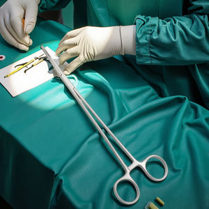 Pince hémostatique chirurgicale de base à ressort hélicoïdal incurvé en acier inoxydable CJH pour grands animaux - Product Image 4