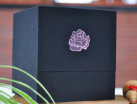 Boîte rigide en carton pour bijoux, personnalisée avec vernis UV sélectif, gaufrage artisanal, pelliculage mat et carton noir effet délavé, boîte cadeau