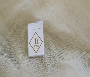 Étiquettes tissées personnalisées pour la marque de vêtements Étiquettes en tissu haute définition avec logo Nom Instructions d'entretien pour les vêtements Vêtements - Product Image 1