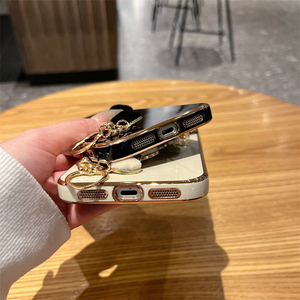 Funda de lujo para iPhone 15, 16, 17 Pro Max con diseño 3D de corazón, correa de muñeca y cadena, con acabado galvanizado. - Product Image 5