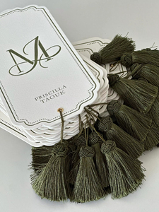 Étiquettes suspendues personnalisées en papier coton pour mariage, avec monogramme et pompon, imprimées en sérigraphie, rectangulaires, pour nommer les tables d'événements - Product Image 5