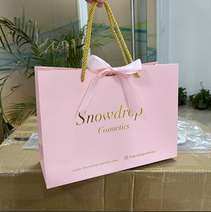 Sacs cadeaux roses de luxe avec estampage à chaud doré - Sacs de shopping personnalisés avec poignée torsadée en corde pour boutiques - Product Image 3