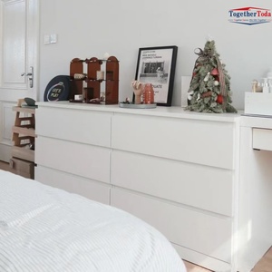 Commode rectangulaire en bois blanc avec plusieurs tiroirs pour le rangement dans le salon, durable, écologique, design moderne - Product Image 1