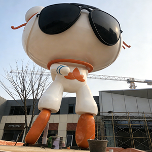 تمثال كرتوني ضخم رائع من الراتنج بتصميم نظارات شمسية كبيرة الحجم قابل للتخصيص من حيث الحجم واللون للديكور التجاري - Product Image 3