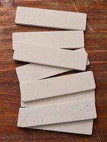 Blocs de pierre calcaire beige, finition trompée, durables, résistants au feu et à l'eau, design moderne pour revêtement mural extérieur, piscine, villa