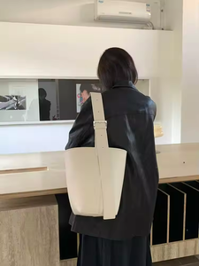 กระเป๋าถือหนังแท้กันน้ำสำหรับผู้หญิง ดีไซน์ใหม่ปี 2026 แบรนด์ดัง หรูหรา พร้อมฝาปิดและซับในโพลีเอสเตอร์ - Product Image 4