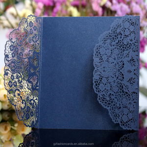 Cartes de découpe laser d'invitation de mariage <span class=keywords><strong>bleu</strong></span> <span class=keywords><strong>marine</strong></span> pliées carrées élégantes avec cravate et <span class=keywords><strong>enveloppe</strong></span> de ruban brillant - Product Image 6