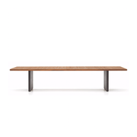 Ensemble table à manger et chaises en teck pour une utilisation intérieure et extérieure pour le sous-sol de la ferme, l'hôpital, la plage et le jardin.