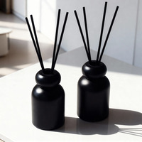 Bouteille vide de diffuseur en verre de roseau pour l'aromathérapie huiles essentielles parfums verres forme ronde noir décalque manipulation de Surface