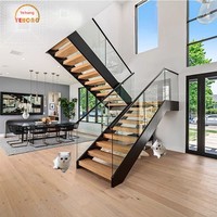 Escalier droit sur mesure en acier et bois à double poutre pour villa, avec poutres inclinées et rampes en verre et bois massif, pour intérieur de duplex et loft
