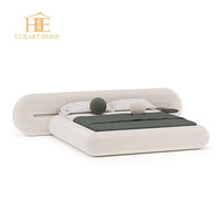 Lit king-size moderne italien de luxe, cadre en bois massif, lit double durable pour chambre de villa