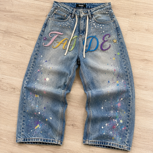 Jean Baggy Large TaiDe SA8000 Audited avec Patch Chenille Multicolore, Strass et Effet Peinture Éclaboussée en Denim pour Homme – Prêt à Expédier - Product Image 1