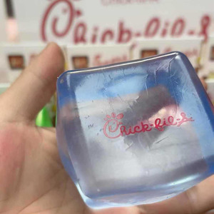 ของเล่นบีบไนดูห์รูปทรงลูกบาศก์นุ่มนิ่มสไตล์โซดาอาหารฟาสต์ฟู้ด ยี่ห้อชิค-ฟิล-เอ บีบแล้วคืนตัวช้า บรรเทาความเครียด ของขวัญสำหรับเด็ก - Product Image 3