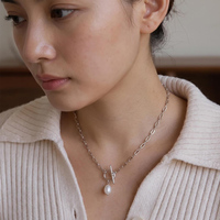 Collier chaîne trombone en or PVD 18 carats délicat avec fermoir OT et pendentif perle d'eau douce, bijou minimaliste pour femme au quotidien
