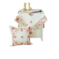 Ensemble chemin de table et housses de coussin en jacquard brodé floral tulipe, rose printanier et or, avec motif découpé