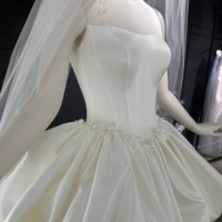 Robe courte style A-line en satin doux importé, personnalisable, moderne, de couleur ivoire