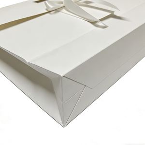 Sacs cadeaux en papier pliés avec logo personnalisé, sacs cadeaux de luxe avec ruban, sacs en papier pour emballage - Product Image 4