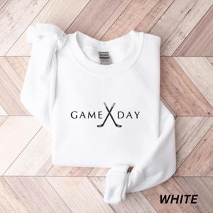 Sudadera Bordada de Hockey para Mamá de Jugador, Ropa para el Día del Partido, Sudadera con Cuello Redondo - Product Image 3