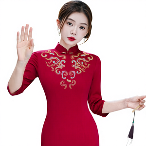 <span class=keywords><strong>Robe</strong></span> <span class=keywords><strong>de</strong></span> mariée Cheongsam haut <span class=keywords><strong>de</strong></span> gamme <span class=keywords><strong>pour</strong></span> jeune <span class=keywords><strong>belle</strong></span>-<span class=keywords><strong>mère</strong></span>, <span class=keywords><strong>robe</strong></span> <span class=keywords><strong>de</strong></span> soirée traditionnelle chinoise Qipao à manches trois-quarts - Product Image 1