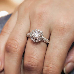 Anello di Fidanzamento F1529 in Oro Rosa con Diamante, Taglio Brillante Rotondo, Diamante Naturale Colore G, Design Halo - Product Image 1