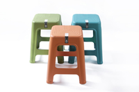 Nouvelle vente chaude en gros carré de couleur antidérapant tabouret haut chaise de loisirs modulaire chaise haute empilable en plastique pour une utilisation en extérieur
