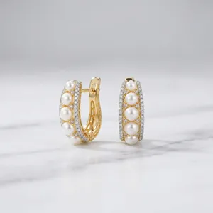 Boucles d'oreilles créoles classiques en laiton imitation perle pour femme, plaqué rhodium, bijoux de créateur tendance, vente en gros - Product Image 1