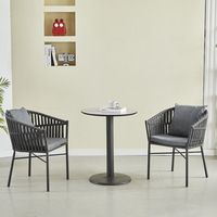 Ensemble de chaises en rotin et tables de café pour salon de villa extérieur, design moderne, durable pour jardin et cour