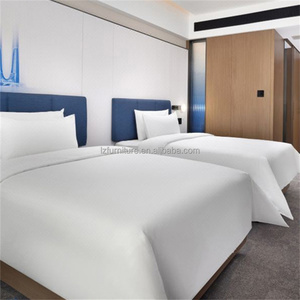 Ensemble de meubles de chambre d'hôtel 3 étoiles moderne, lit double king size rembourré en MDF avec tête de lit en tissu et tables de chevet - Product Image 5