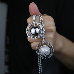 Ciondolo Ispirato ai Rapper Più Venduto, Lettera 'World Is Yours', Gioielli Hip-Hop, Catena Geometrica Placcata in Oro 18K e Platino - Product Image 4