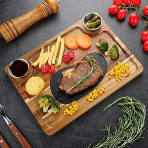 Plateau à steak en bois d'acacia Planche à découper avec 2 coupelles à sauce Plateau rectangulaire pour charcuterie et service - Product Image 3