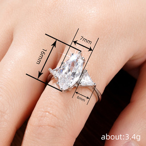Anello Triangolare Futuristico Marquise per Donne, Gioiello da Dito Geometrico e Audace - Product Image 5