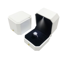 Boîte carrée en PU blanc mat haut de gamme, faite à la main, avec fermeture magnétique, doublure en velours noir, couvercle rabattable, éclairage LED intégré