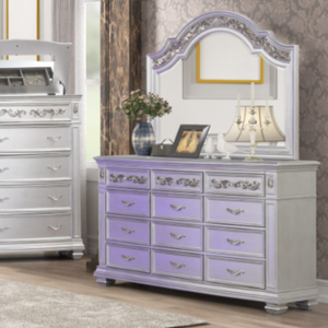 Mesita de Noche Metálica Plateada Glam con 3 Cajones y Tallado Ornamental para Dormitorio - Product Image 4