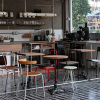 Ensemble de comptoirs de bar en bois sur mesure, vitrine, table et chaises pour café-restaurant, solution complète de rénovation et de design intérieur pour café