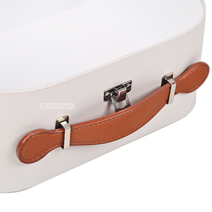 Boîte cadeau de luxe pour jouets <span class=keywords><strong>d</strong></span>'enfants fabriquée à Dongguan, recyclable, en forme de mini-valise avec poignée personnalisée - Product Image 4