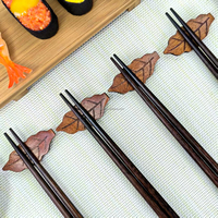 Coffret cadeau automne romantique de style campagnard quatre baguettes en bois avec un design artistique de feuilles tombées quatre plats de trempage colorés