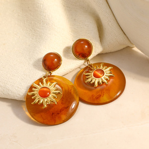 ต่างหูจี้เรซิ่นฝังลายดาวทรงเรขาคณิตชุบทอง 18k สำหรับงานปาร์ตี้แฟชั่น - Product Image 4