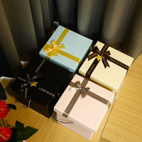 Emballage de mode réutilisable pour vêtements masculins, boîte rigide en carton avec couvercle carré, doublure en éponge, ruban coloré, nœud, papier cadeau personnalisé pour fournisseur