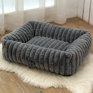 <span class=keywords><strong>Cama</strong></span> Cálida de Terciopelo para Mascotas - Nido Cuadrado Acanalado para Perros y Gatos Pequeños (Relleno de Esponja) - Product Image 2