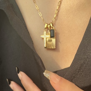 Collier Dazan 2025 plaqué or 18 carats avec trois pendentifs détachables style démon, zircon 5A, croix et carré - Product Image 4