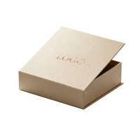Boîte cadeau personnalisée de luxe beige avec fermeture magnétique et logo sur mesure