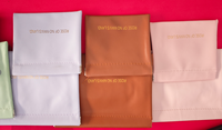 Pochette de rangement portable en PU motif rose et lettres, avec fermeture automatique, pour cosmétiques et câbles d'écouteurs