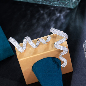 Quay Ribbon hình dạng đầy đủ màu trắng Cubic Zirconia paved dài dangle Drop Earrings đối với phụ nữ thiết kế độc đáo CZ Đảng đồ trang sức - Product Image 4