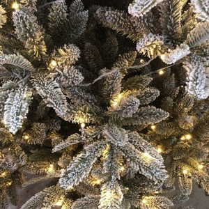 Árbol de Navidad de Polietileno (PE) de Alta Calidad, Preiluminado, con Nieve Artificial y Luces LED Blanco Cálido - Product Image 3
