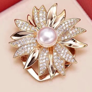 Broche de flor dorada con perlas de imitación y diamantes de imitación para mujer, accesorio de joyería para fiesta - Product Image 1