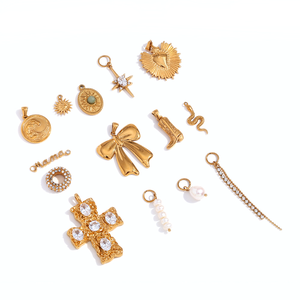 Afirmaciones con Textura Dorada |   Charm de Acero Inoxidable Chapado en Oro PVD 8K |   Colgante con diseño de sol, reina, símbolo feminista, mamá y planta - Product Image 5